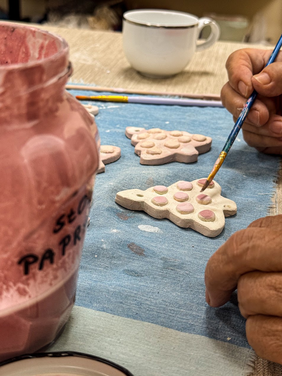 Ceramiczna choinka – ozdoba świąteczna z warsztatu ceramiki