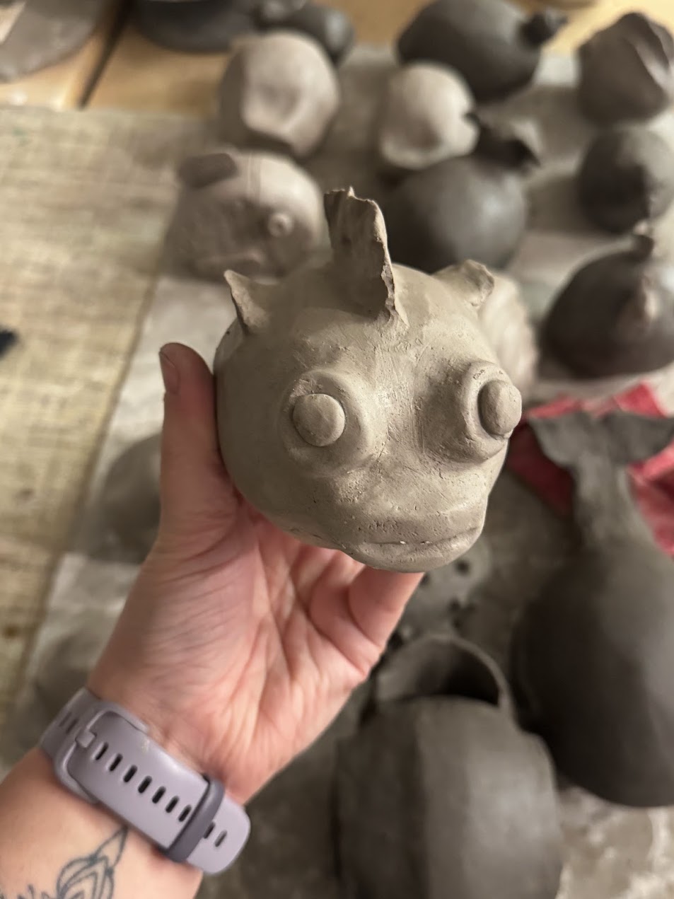 Ceramiczna ryba ręcznie ulepiona na warsztacie