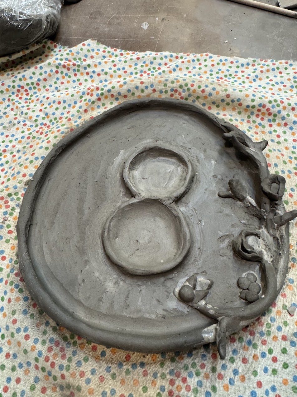 Ceramiczny talerz z warsztatu Pracowni Bajzel