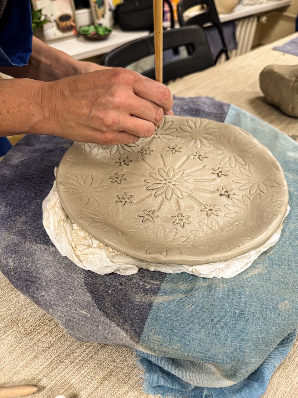 Okrągły talerz ceramiczny ręcznie wykonany